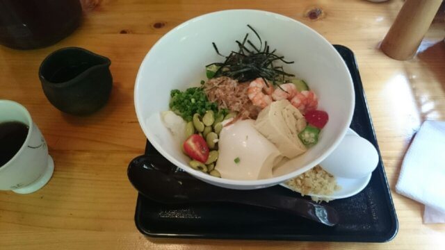 うどん匠人岡本の海老やトマト、豆腐、湯葉が入ったうどん